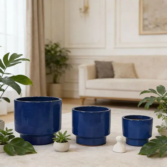 SONNENH Pflanztopf - Keramik, Blau - Set aus drei glänzenden blauen Keramik-Pflanzgefäßen in verschiedenen Größen mit Pflanzen.