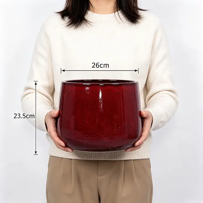 SONNENH Pflanztopf - 4 Stk., Keramik, Blau - Glänzender roter Keramiktopf, 26 cm Durchmesser, 23,5 cm hoch, von einer Person zur Größenangabe gehalten.