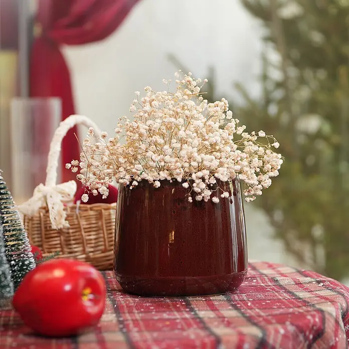 SONNENH Pflanztopf - 4 Stk., Keramik, Blau - Dunkelrote Keramikvase mit getrockneten weißen Schleierkrautblüten als Weihnachtsdeko.