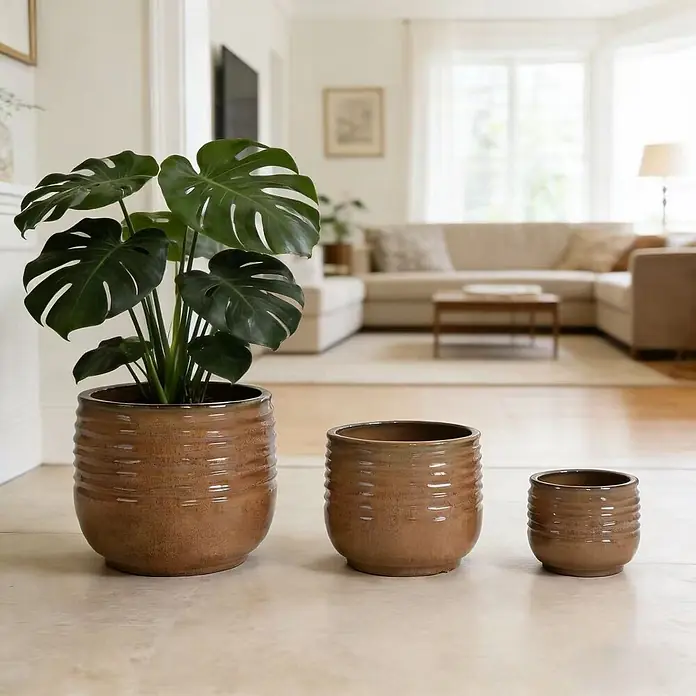 SONNENH Pflanztopf - 3 Stk., Keramik, Braun - Satz von drei braunen, gerippten Keramik-Pflanzgefäßen. Eines groß mit Monstera-Pflanze, zwei kleinere leer.