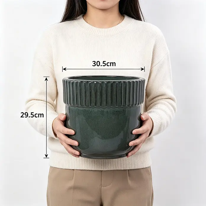 SONNENH Pflanztopf - 1 Stk., Keramik, Grün - Tiefgrüner Keramik-Pflanztopf, 30,5 cm Durchmesser, 29,5 cm Höhe, mit geripptem Rand, zur Größenansicht gehalten.