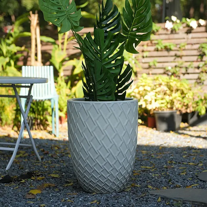 SONNENH Pflanztopf - 1 Stk., Außenmaß (Ø x H): 42 x 54 cm, Keramik, Weiß - Helles graues Keramikpflanzgefäß mit gewebtem geometrischem Muster und künstlicher Monstera-Pflanze in einem Garten.