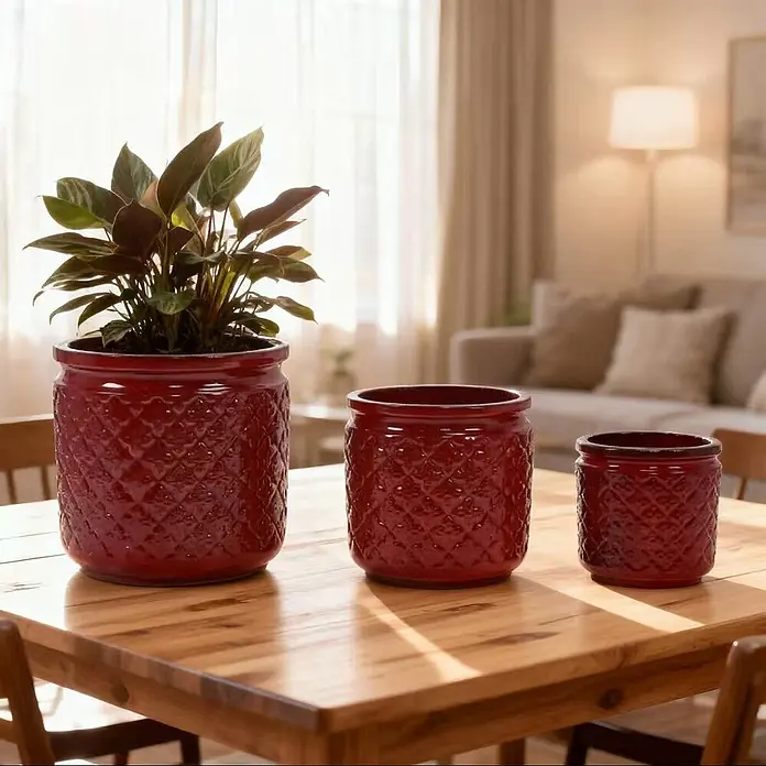 SONNENH Pflanztopf - 3 Stk., Keramik, Blau - Drei rote gemusterte Keramik-Blumentöpfe, einer mit Pflanze, auf einem Holztisch.