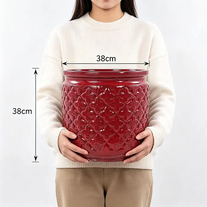 SONNENH Pflanztopf - 3 Stk., Keramik, Blau - Roter Keramikpflanztopf mit strukturiertem Muster, 38 cm hoch und breit, von einer Person gehalten.