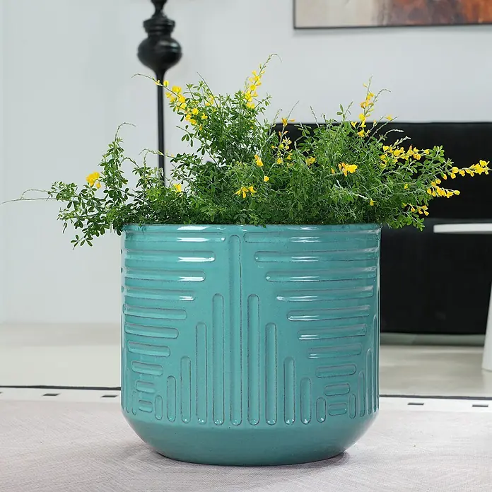 SONNENH Pflanztopf - 1 Stk., Keramik, Grün - Türkisfarbener Keramik-Pflanztopf mit geometrischer Textur, gefüllt mit einer blühenden Pflanze mit gelben Blüten.