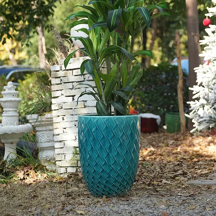 SONNENH Pflanztopf - 1 Stk., Außenmaß (Ø x H): 42 x 54 cm, Keramik, Blau - Großer türkiser Keramik-Pflanztopf mit geometrischem Muster, der eine Blattpflanze im Freien hält.