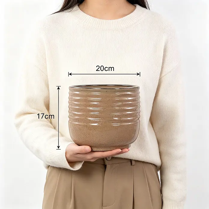 SONNENH Pflanztopf - 1 Stk., Keramik, Braun - Brauner Keramik-Pflanztopf mit Textur, 20 cm breit und 17 cm hoch, in Händen gehalten zur Größenanzeige.