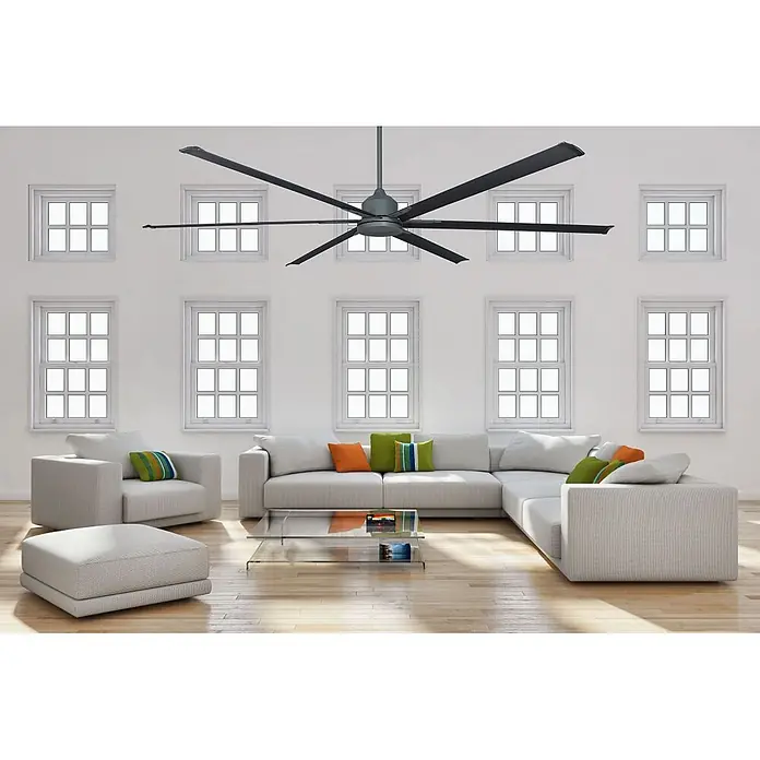 Vam Deckenventilator HVLS Deckenventilator THE BIG Wi-Fi Graphit 212 cm - Graphit, 2.130 mm, 47 W - Großer schwarzer Deckenventilator mit vielen Flügeln in einem geräumigen Wohnzimmer.