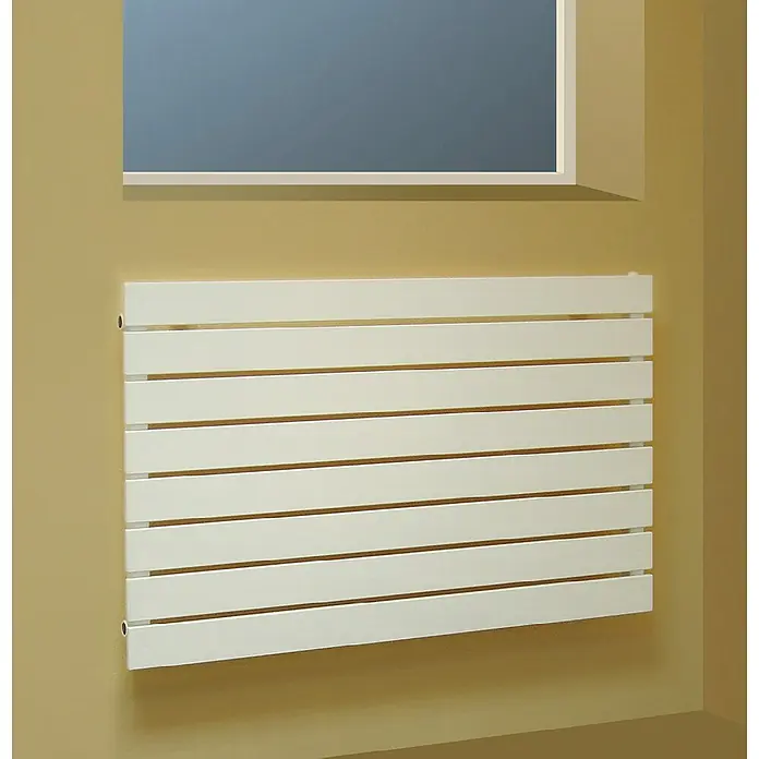 Admiral Radiador de diseño Rom - An x Al: 1.000 x 630 mm, Potencia calorífica a una temperatura de 75 °C (D: 50): 631 W, Blanco - Primer plano de un radiador horizontal blanco de barras múltiples fijado en una pared debajo de una ventana.
