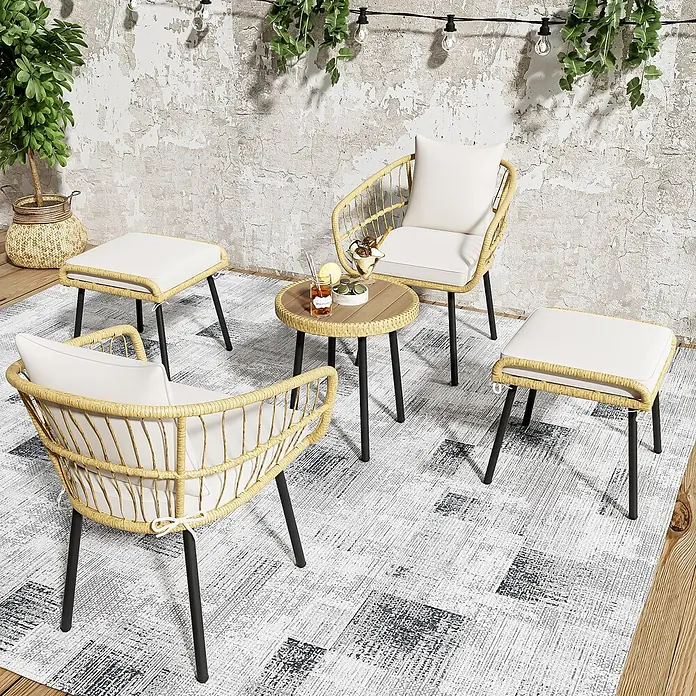 SONNENH Loungemöbel-Set - 5 -tlg., Polyrattan, Fabric, Natur - Outdoor-Sitzgruppe mit Korbstühlen, Hockern und Tisch mit weißen Polstern auf einem Teppich in entspannter Umgebung.