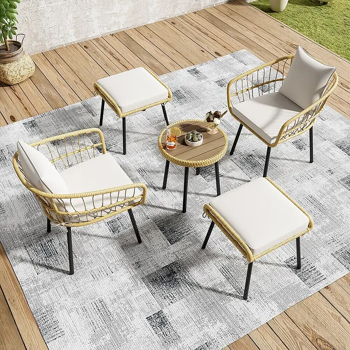 SONNENH Loungemöbel-Set - 5 -tlg., Polyrattan, Fabric, Natur - Gartenmöbel-Set mit zwei Rattansesseln, zwei Hockern und einem runden Tisch, mit weißen Kissen und schwarzen Beinen, auf einem Teppich.