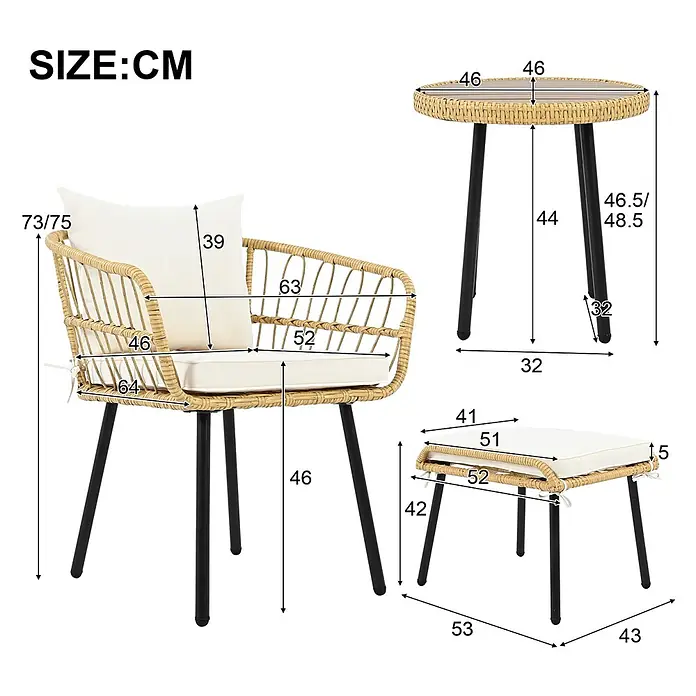 SONNENH Loungemöbel-Set - 5 -tlg., Polyrattan, Fabric, Natur - Dreiteiliges Outdoor-Möbelset mit Sessel, Beistelltisch und Hocker aus hellbraunem Rattan mit schwarzen Beinen und weißen Kissen, inklusive Maße.