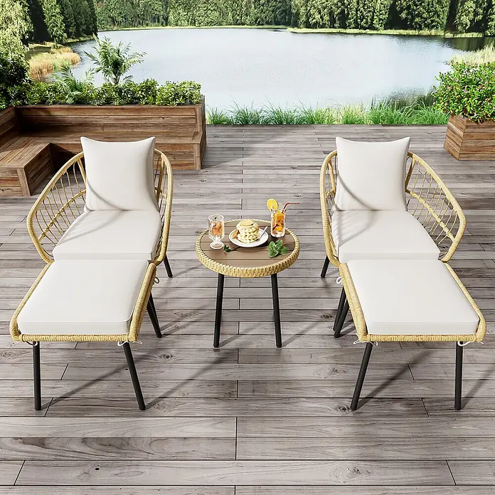 SONNENH Loungemöbel-Set - 5 -tlg., Polyrattan, Fabric, Natur - Zwei Outdoor-Rattan-Liegen mit weißen Polstern und passendem Tisch auf Holzdeck am See, bereit für Entspannung mit Getränken und Snacks.