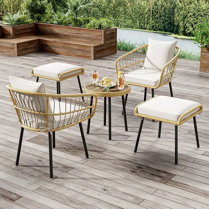 SONNENH Loungemöbel-Set - 5 -tlg., Polyrattan, Fabric, Natur - Outdoor-Rattan-Essgarnitur mit zwei Stühlen, zwei Hockern und einem runden Tisch, weißen Kissen, schwarzen Metallbeinen.