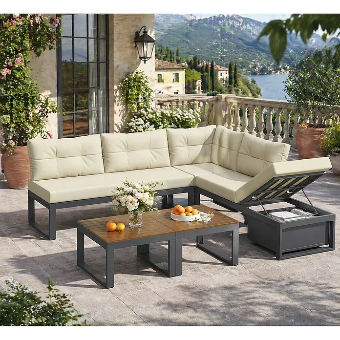SONNENH Loungemöbel-Set - 3 -tlg., Polyester, Beige - Garten-Ecksofa-Set mit dunkelgrauem Gestell, hellen Kissen, Holztisch und Aufbewahrungshocker auf einer Terrasse.