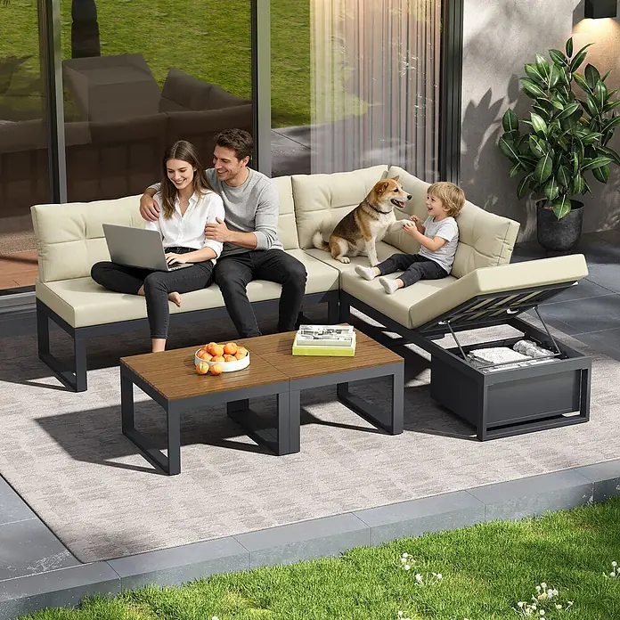 SONNENH Loungemöbel-Set - 3 -tlg., Polyester, Beige - Familie entspannt auf beigem L-förmigem Outdoor-Sofa mit dunkelgrauem Gestell, Holztisch und Aufbewahrungsbox.