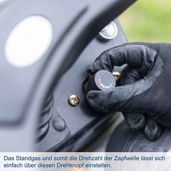 Scheppach Kleintraktor MT25 - Hubraum: 1.132 cm³, Tankvolumen: 10 l - Hand in schwarzem Handschuh bedient schwarzen Drehknopf zur Einstellung der Zapfwellendrehzahl.