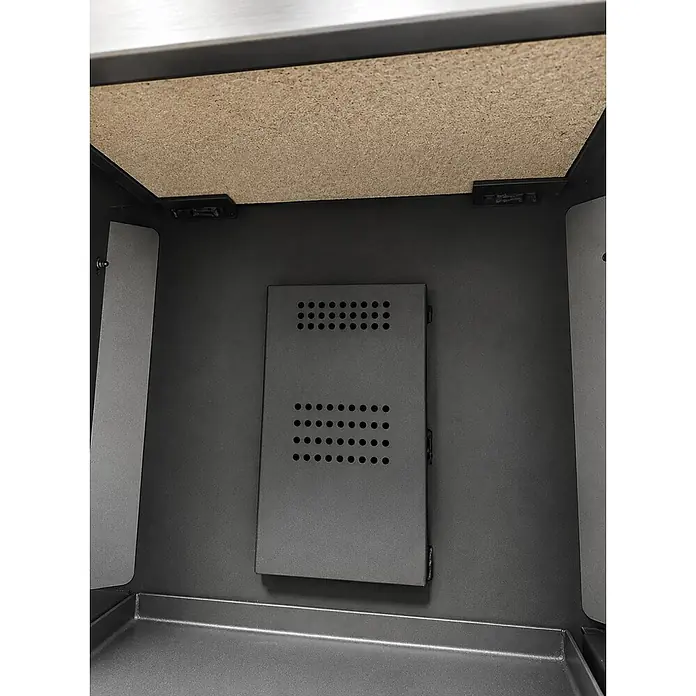 Estufa de leña y pellets con horno Lucerna - 8,1 kW - 10,45 kW, Volumen de calefacción: 300 m³, Antracita - Interior de un aparato de calefacción gris oscuro con un panel refractario marrón claro y un deflector metálico perforado.