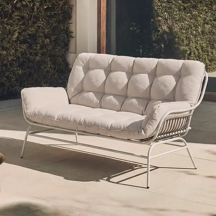 2er Gartensofa | Sofa Gartenbank Couch 2-Sitzer | Stoff 220g/m2 Poly-Rattan Metall | Hellgrau | Polster Beige -  - Helles beiges Outdoor-Sofa mit weißem Metallrahmen und geflochtenen Rückendetails auf einer gefliesten Terrasse.