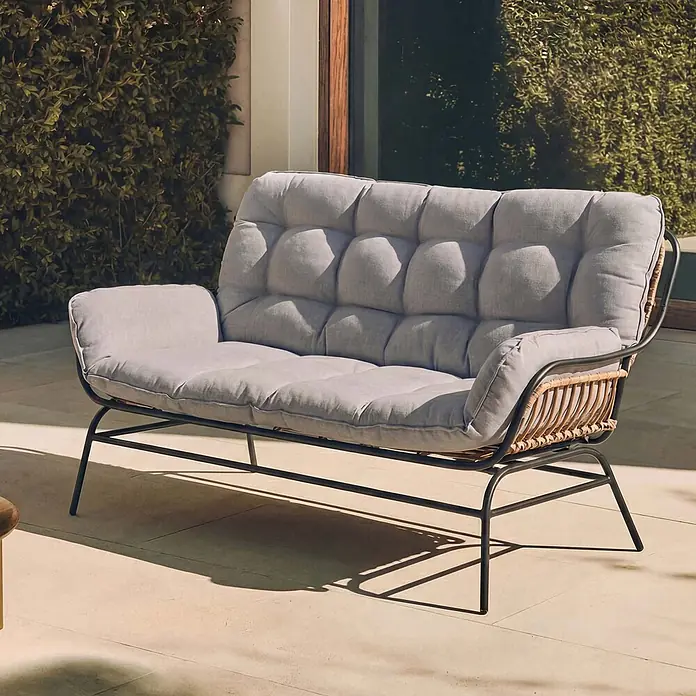2er Gartensofa | Sofa Gartenbank Couch 2-Sitzer | Stoff 220g/m2 Poly-Rattan Metall | Dunkelgrau | Polster Hellgrau -  - Gartensofa mit hellgrauen Polstern, schwarzem Metallgestell und Rattan-Akzenten auf einer Terrasse.