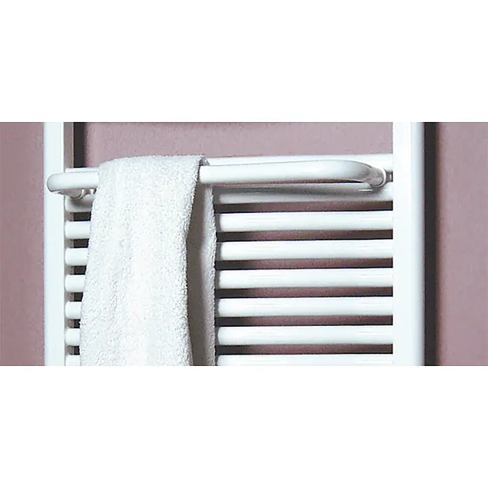Badheizkörper-Handtuchstange - Breite: 50 cm, Weiß, Geeignet für: Badheizkörper Berlin/Kairo/Mannheim - Nahaufnahme eines weißen Handtuchwärmers mit einem Handtuch darüber.