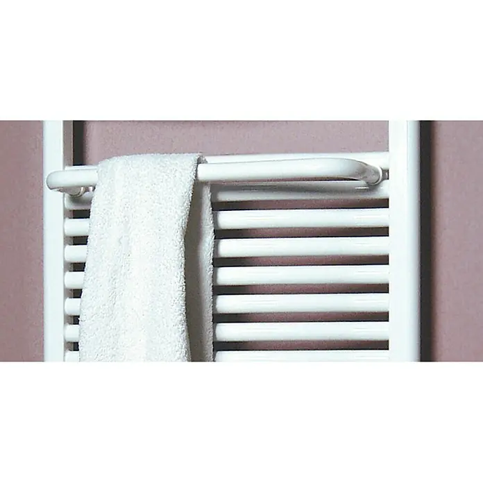 Badheizkörper-Handtuchstange - Breite: 50 cm, Weiß, Geeignet für: Badheizkörper Berlin/Kairo/Mannheim - Nahaufnahme eines weißen Handtuchwärmers mit einem Handtuch darüber.
