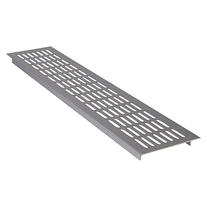 Air-Circle Leichtmetallgitter - 48 x 10 cm, Silber, Aluminium - Ein länglicher, grauer Lüftungsgitterrost mit schlitzförmigen Öffnungen, ideal für Belüftung und Entwässerung in Innenräumen.