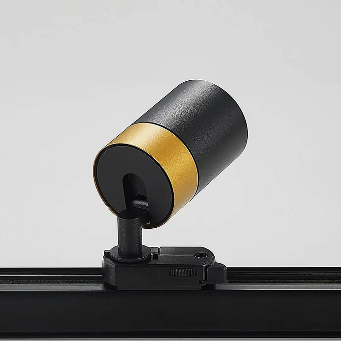 Arcchio LED-Spannseilsystem Nikora - schwarz, schwarz - Schwarz-goldener zylindrischer Stromschienenstrahler auf schwarzer Schiene.