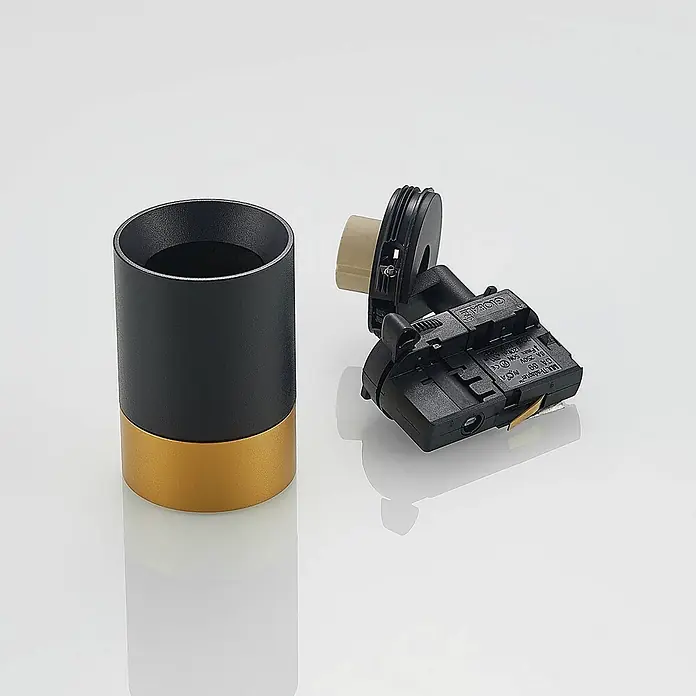 Arcchio LED-Spannseilsystem Nikora - schwarz, schwarz - Schwarz-goldener zylindrischer Strahler und schwarzer Multi-Adapter für Stromschienenbeleuchtung.