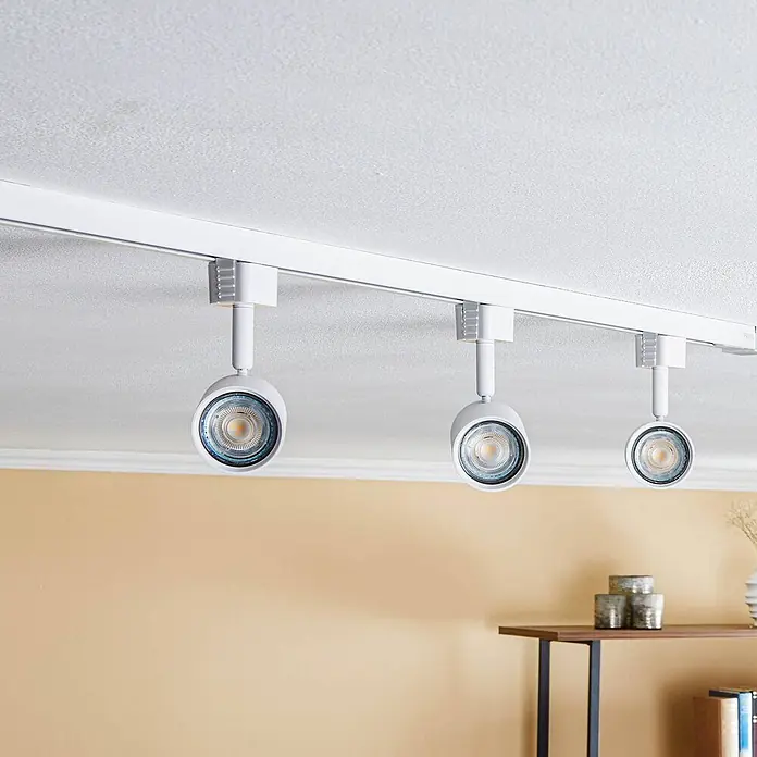Prios LED-Spannseilsystem Jorell - weiß / opal, weiß / opal - Weißes Schienensystem mit drei Strahlern an der Decke montiert.