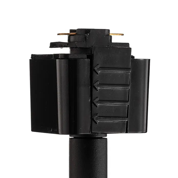Prios LED-Spannseilsystem Felipo - schwarz, schwarz - Schwarzer elektrischer Stecker mit Messingkontakten und seitlichen Pfeilen zur Ausrichtung, an einem Schaft befestigt.