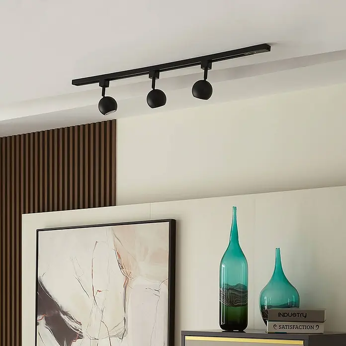 Prios LED-Spannseilsystem Felipo - schwarz, schwarz - Schwarze Stromschienenbeleuchtung mit drei kugelförmigen Strahlern an der Decke.