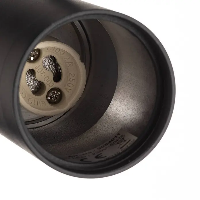 Prios LED-Spannseilsystem Jorell - schwarz, schwarz - Im Inneren einer schwarzen Leuchte, die eine Keramik GU10 Lampenfassung mit zwei elektrischen Kontakten zeigt.