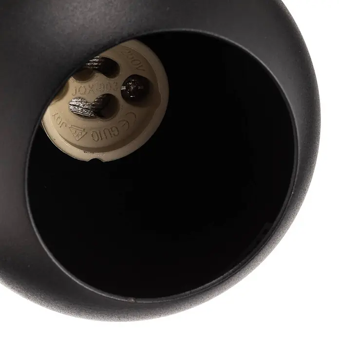 Prios LED-Spannseilsystem Felipo - schwarz, schwarz - Nahaufnahme einer beigen GU10-Lampenfassung in einem schwarzen Einbaustrahler.