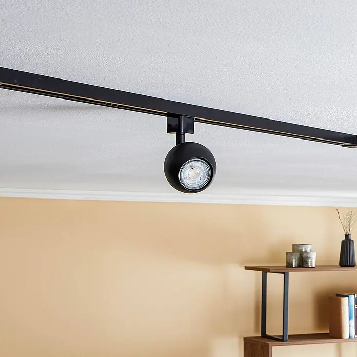 Prios LED-Spannseilsystem Felipo - schwarz, schwarz - Schwarzes Schienensystem mit kugelförmigem Strahler an weißer Decke in einem Raum.