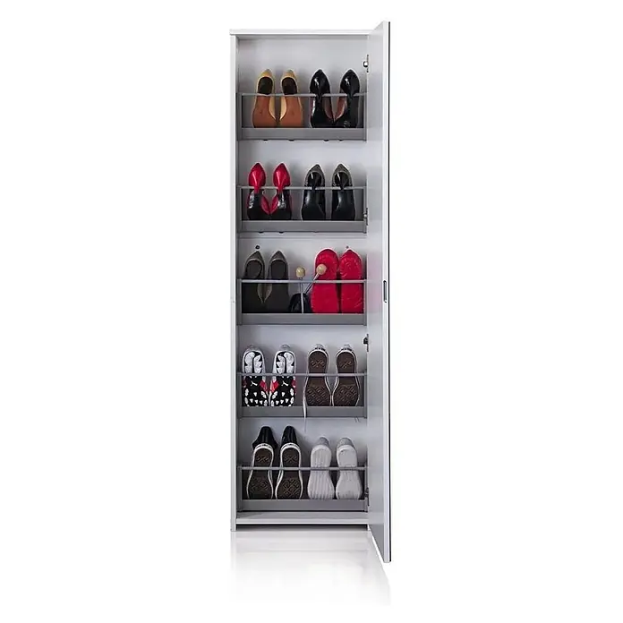 Kiamami Valentina Schuhschrank - L x B x H: 500 x 195 x 1.780 cm, Weiß - Weißer, schmaler Schuhschrank mit mehreren Regalen, der verschiedene Schuhtypen wie High Heels, Turnschuhe und Hausschuhe auf Metallablagen enthält.