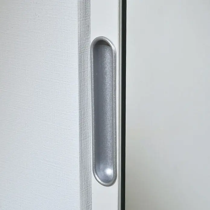 Kiamami Valentina Schuhschrank - L x B x H: 500 x 195 x 1.780 cm, Weiß - Silbergrauer Muschelgriff für eine Schiebetür.