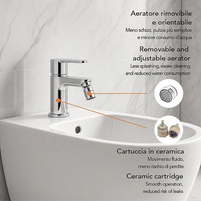 Kiamami Valentina Badewannenarmatur - Silber - Verchromte Bidetarmatur mit verstellbarem Strahlregler und Keramikkartusche, auf einem weißen Bidet.