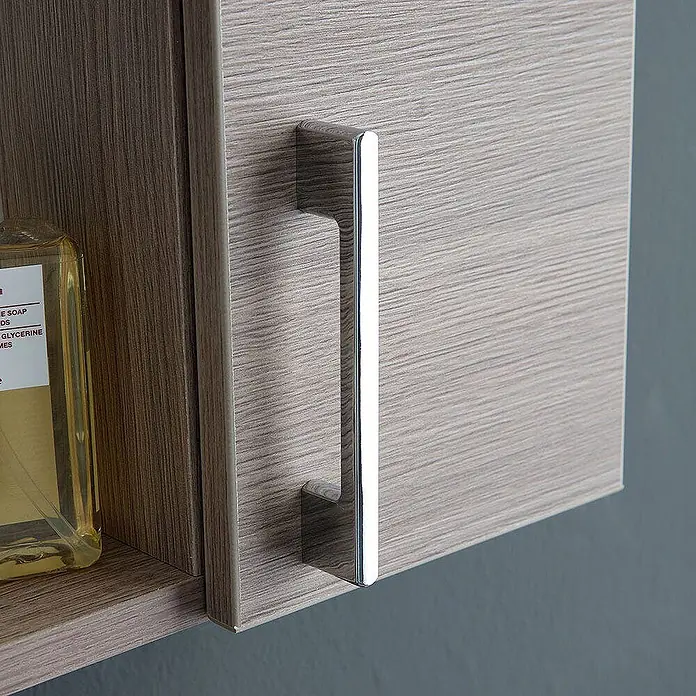 Kiamami Valentina LED-Spiegelschrank - B x H: 155 x 570 cm, Holz, Braun - Elegante Chromgriff an einer hellen Holzmaserung-Schranktür, Teil einer funktionalen Aufbewahrungseinheit.