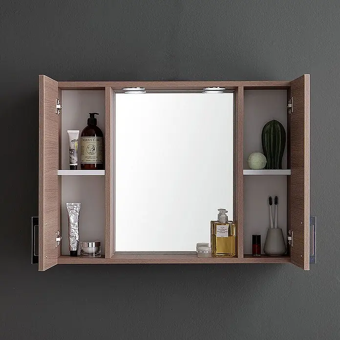Kiamami Valentina LED-Spiegelschrank - B x H: 155 x 570 cm, Holz, Braun - Badezimmerspiegelschrank in Holzoptik mit geöffneten Türen, zentralem Spiegel, zwei Leuchten und Regalböden mit Toilettenartikeln.