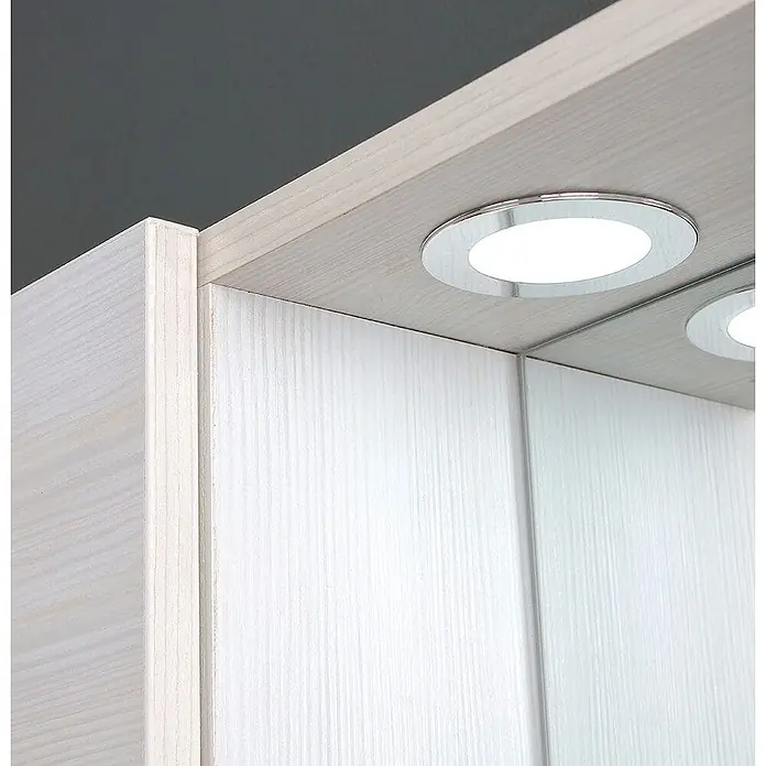 Kiamami Valentina LED-Spiegelschrank - B x H: 155 x 570 cm, Holz, Weiß - Heller Holzschrank mit integriertem LED-Spotlicht, über weißen strukturierten Türen und einer Spiegelfläche.
