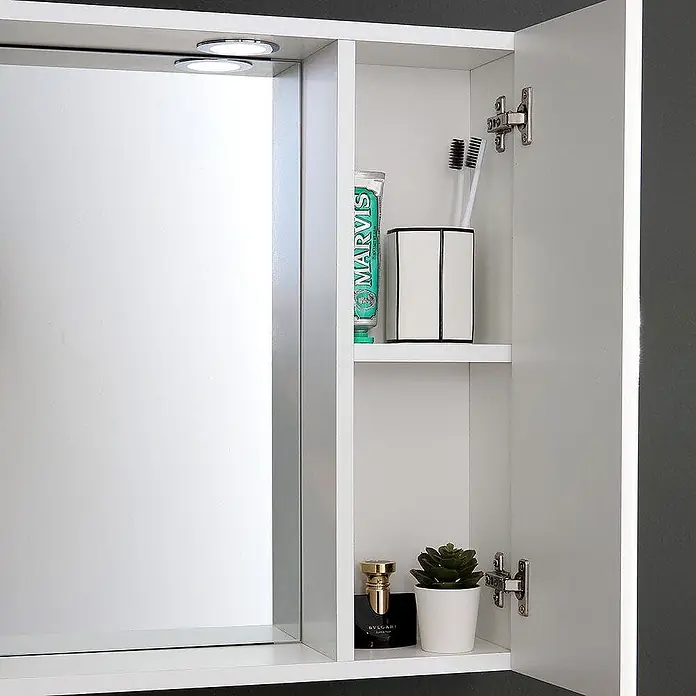 Kiamami Valentina LED-Spiegelschrank - B x H: 150 x 570 cm, Holz, Weiß - Weißer Badezimmerschrank mit Spiegeltür und offenen Regalen, gefüllt mit Toilettenartikeln wie Zahnpasta und Zahnbürsten.