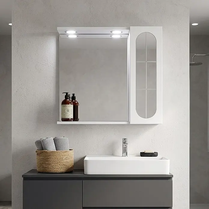 Kiamami Valentina LED-Spiegelschrank - B x H: 150 x 570 cm, Holz, Weiß - Weißer Badezimmerspiegelschrank mit Beleuchtung, weißem rechteckigen Waschbecken und dunkelgrauem Waschtischunterschrank.
