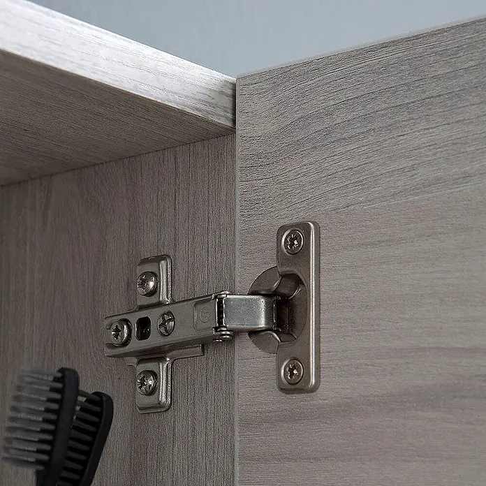 Kiamami Valentina LED-Spiegelschrank - B x H: 155 x 570 cm, Holz, Hellgrau - Metallisches Schrankscharnier an einer grauen Holzmaserungs-Schranktür und -rahmen.