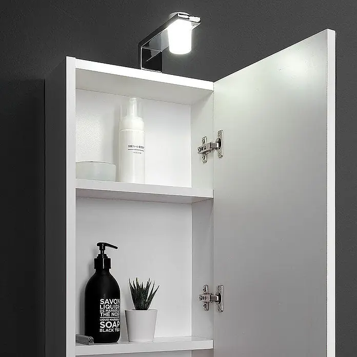 Kiamami Valentina LED-Spiegelschrank - B x H: 155 x 710 cm, Holz, Weiß - Weißer Wand-Badezimmerschrank mit integrierter Chrom-LED-Leuchte oben, offene Regale und Tür zeigend.