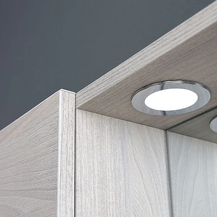 Kiamami Valentina LED-Spiegelschrank - B x H: 155 x 570 cm, Holz, Hellgrau - Silberfarbener Einbau-LED-Spot beleuchtet ein helles Holzmaserungs-Schrankinneres.