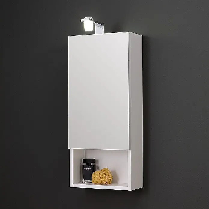 Kiamami Valentina LED-Spiegelschrank - B x H: 155 x 710 cm, Holz, Weiß - Weißer wandmontierter Spiegelschrank mit Beleuchtung und offenem Fach, enthält Parfüm und Schwamm.