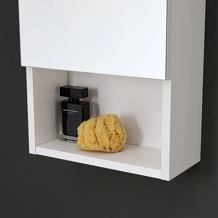 Kiamami Valentina LED-Spiegelschrank - B x H: 155 x 710 cm, Holz, Weiß - Weißes, wandmontiertes Regal mit offenem Fach, das Parfümflasche und Naturschwamm zeigt.