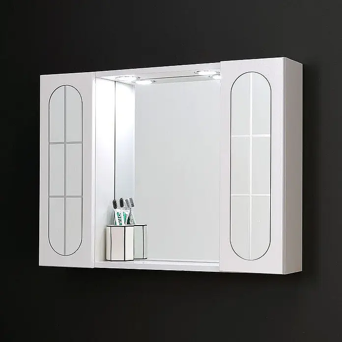 Kiamami Valentina LED-Spiegelschrank - B x H: 155 x 570 cm, Holz, Weiß - Weißer wandmontierter Badezimmerspiegelschrank mit integrierter Beleuchtung und dekorativen Spiegeltüren, Zahnbürsten auf Innenablage.