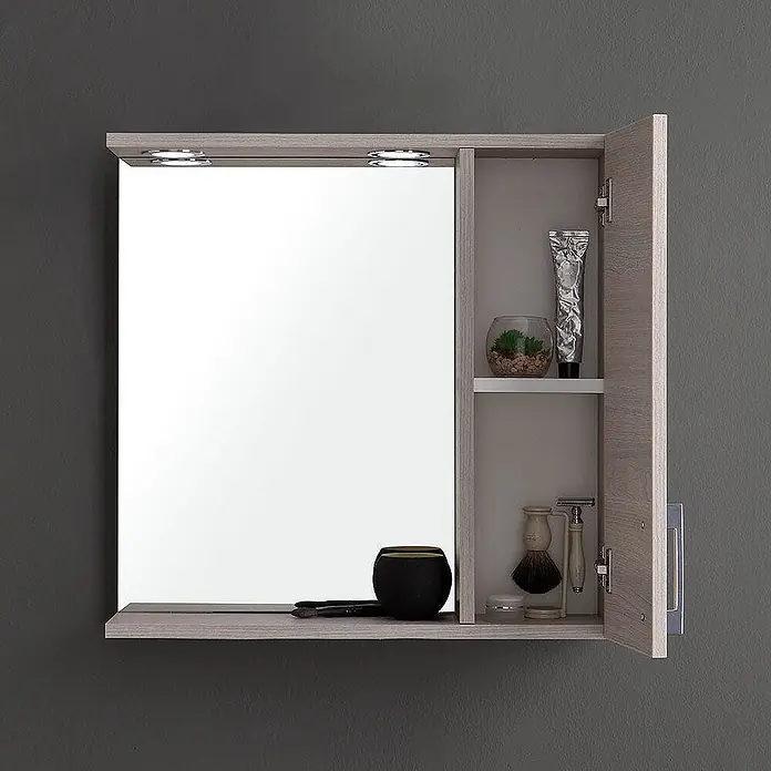 Kiamami Valentina LED-Spiegelschrank - B x H: 155 x 570 cm, Holz, Hellgrau - Badezimmerspiegelschrank aus hellem Holz mit integrierter Beleuchtung, offenen Fächern und geöffneter Tür, die Stauraum zeigt.